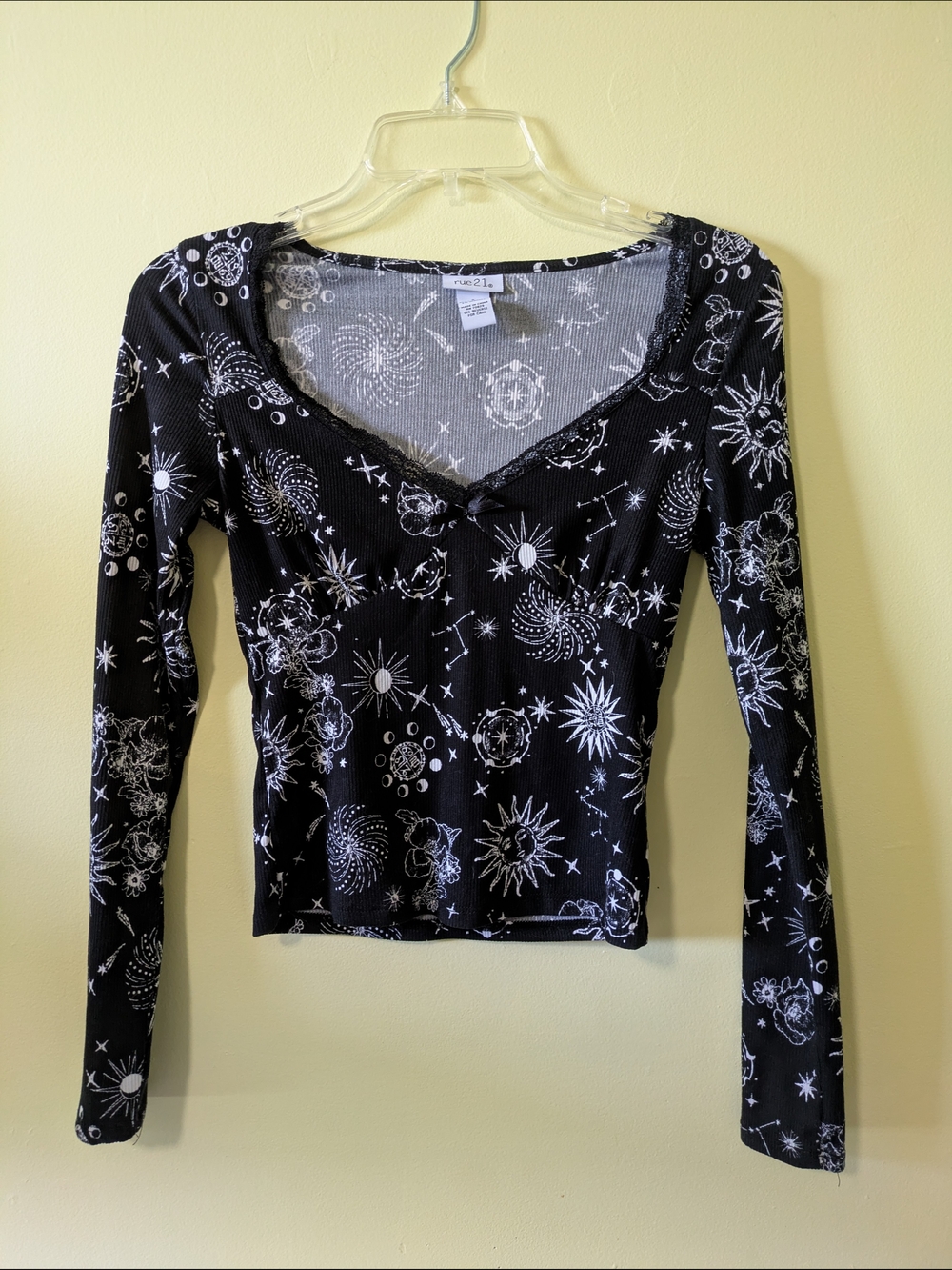 Rue21 Black Long Sleeve Celestial Print V-Neck Top